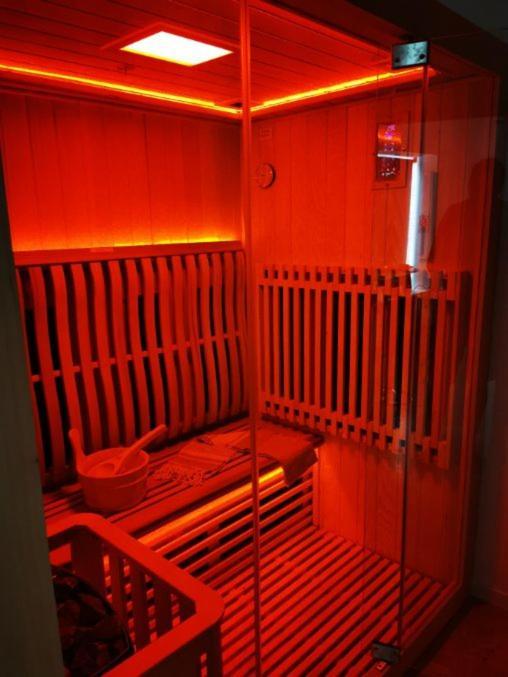 Spabyelleetlui Spa Rouge Ou Bleu Mouscron Zewnętrze zdjęcie
