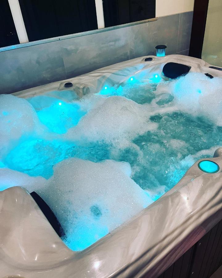 Spabyelleetlui Spa Rouge Ou Bleu Mouscron Zewnętrze zdjęcie