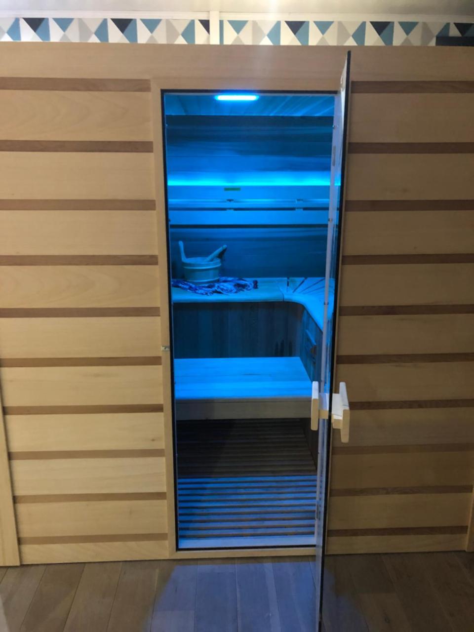 Spabyelleetlui Spa Rouge Ou Bleu Mouscron Zewnętrze zdjęcie
