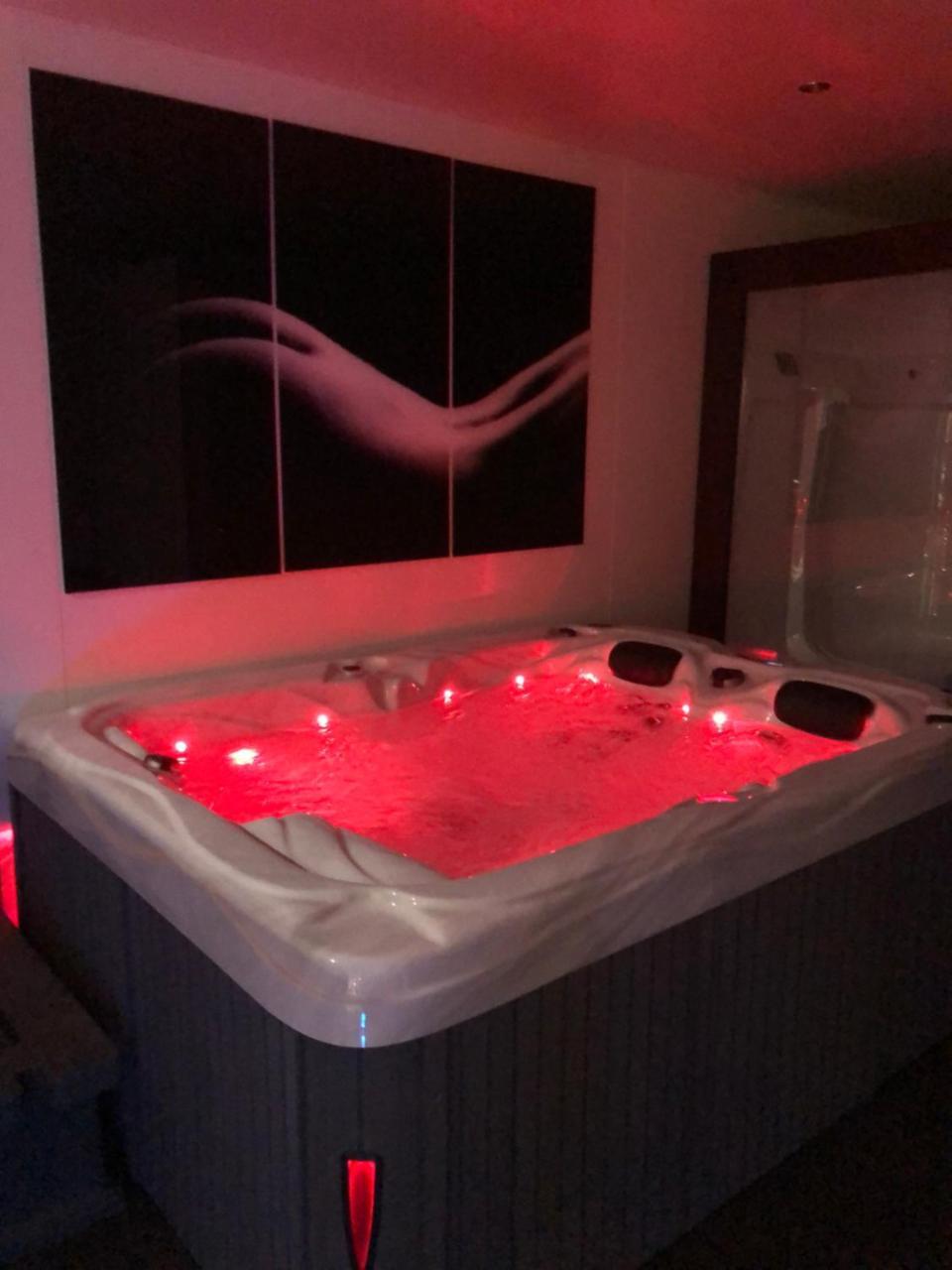 Spabyelleetlui Spa Rouge Ou Bleu Mouscron Zewnętrze zdjęcie